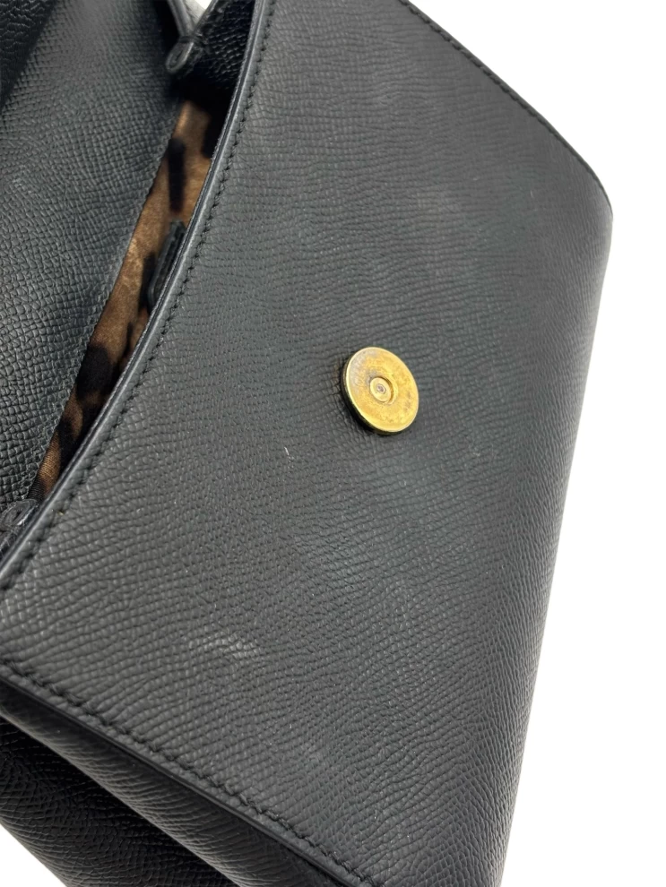     حقيبة دولتشي آند غابانا ميس سيسيلي صغيرة الحجم من الجلد المحبب باللون الأسود 