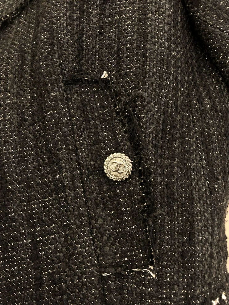     طقم جاكيت وتنورة من قماش تويد رمادي داكن من شانيل 