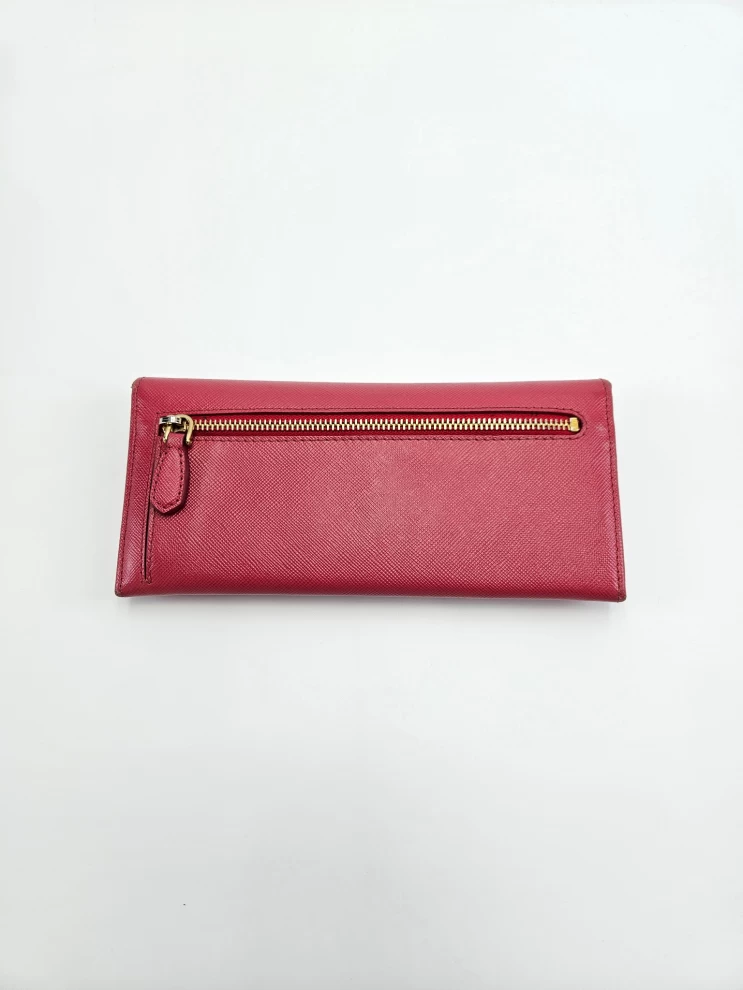     "محفظة كونتيننتال بشعار برادا " 