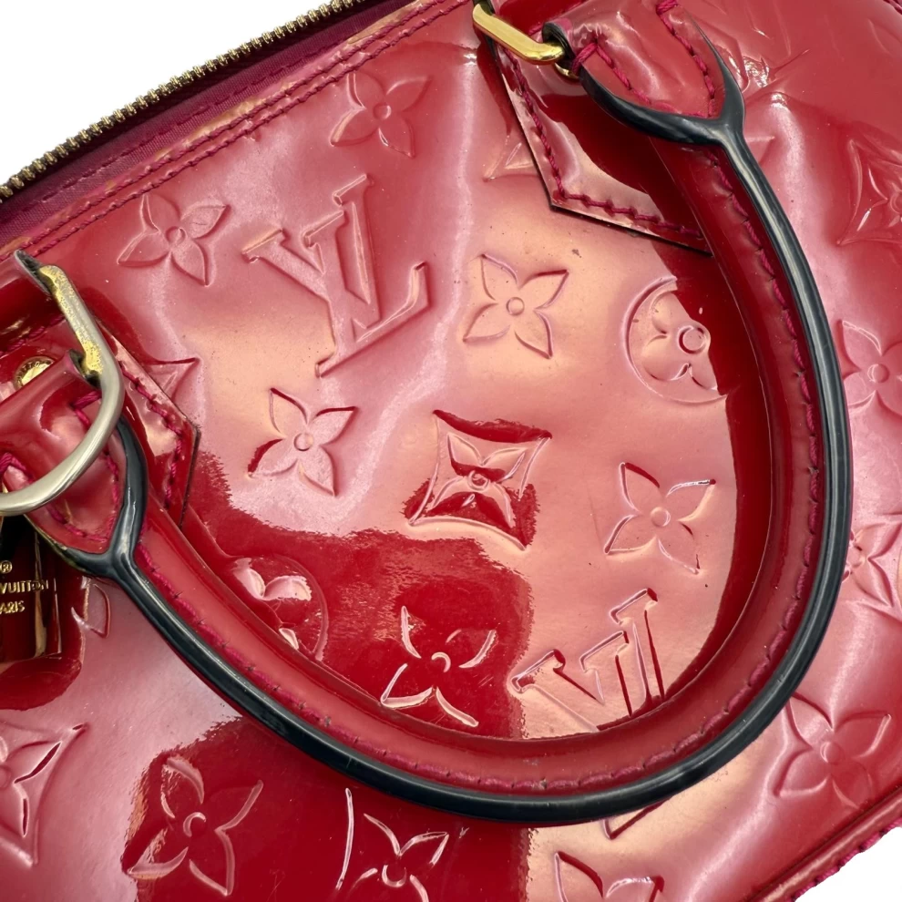    حقيبة لويس فويتون مونوغرام أحمر فيرنيس ألما BB 