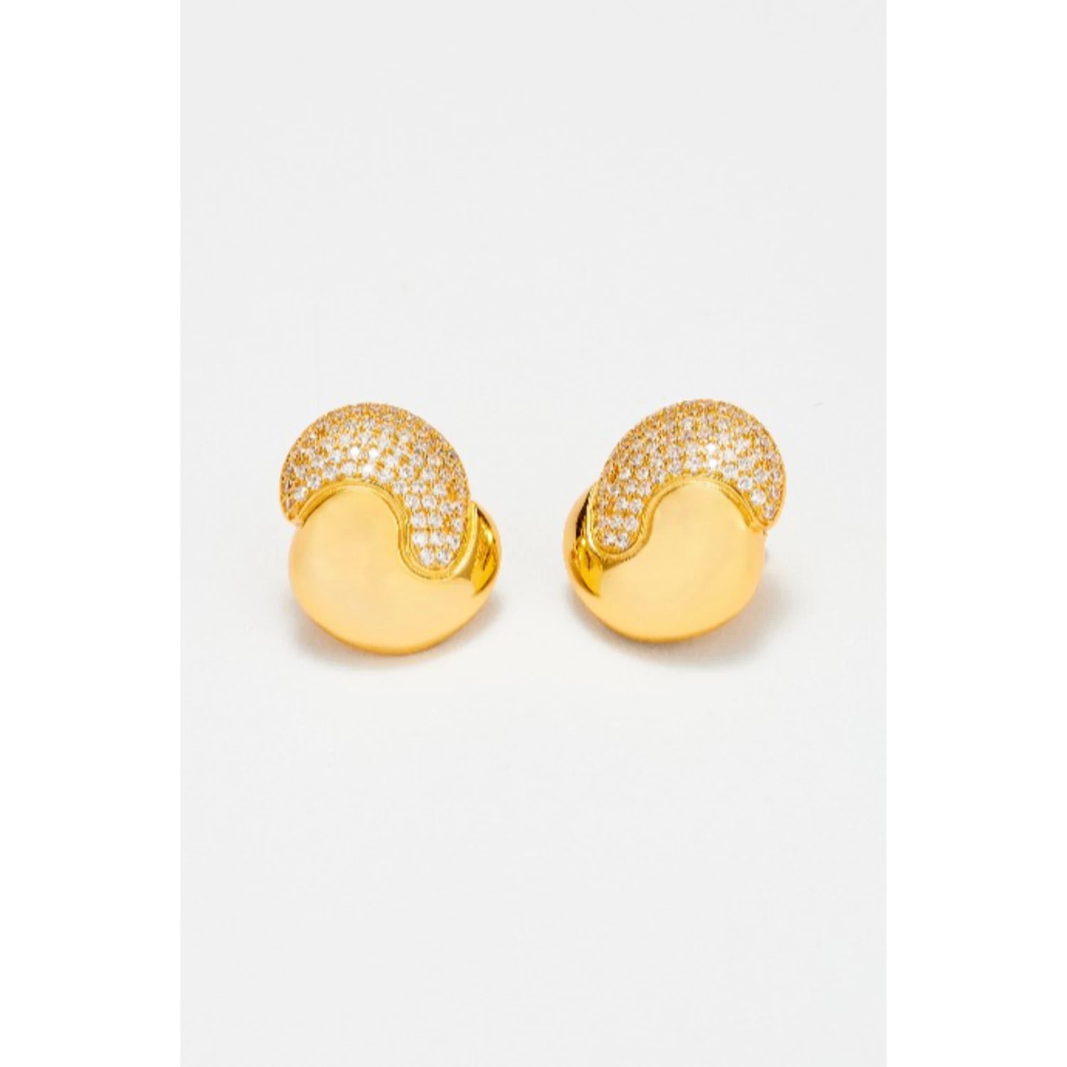     أقراط يين يانغ 