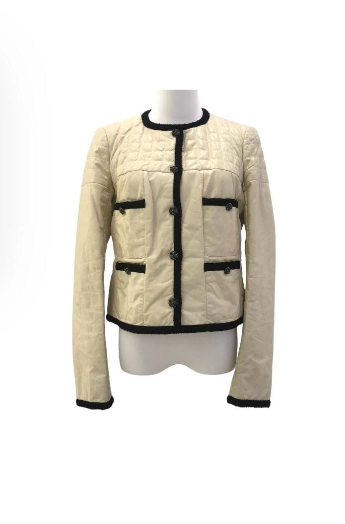     سترة شانيل الجلدية المبطنة مع حواف سوداء 