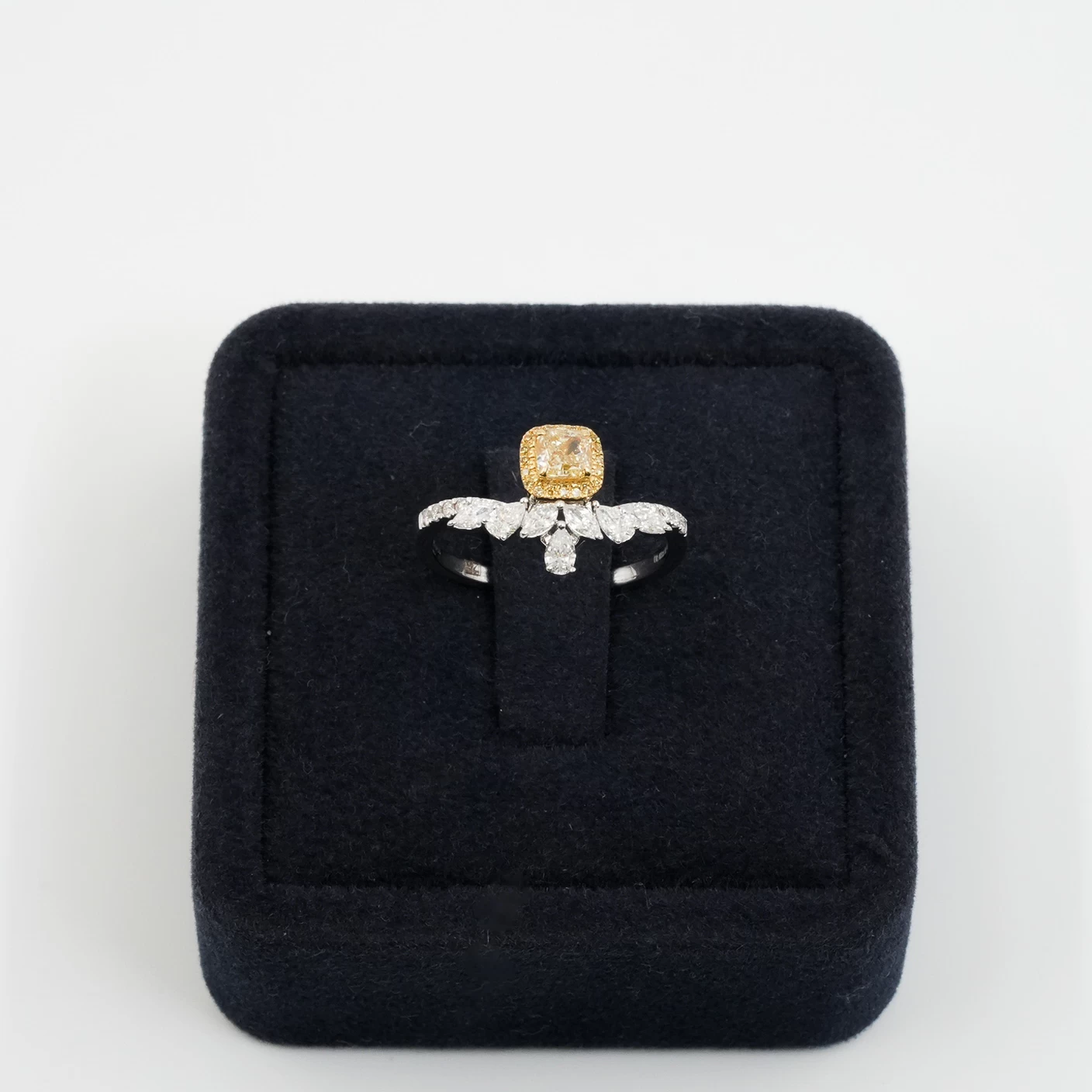     "خاتم الماس للنساء " 