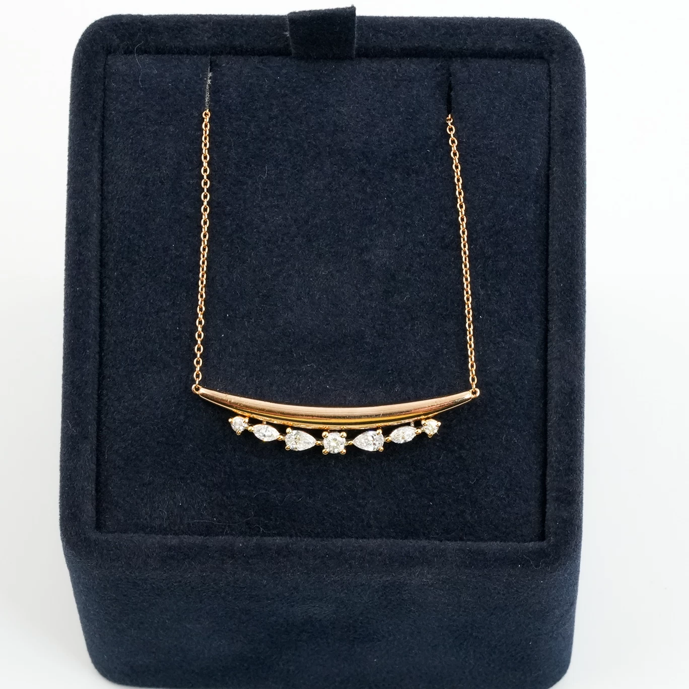     قلادة الماس للنساء 