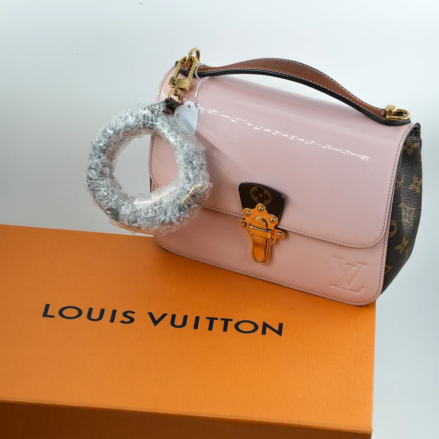 Louis Vuitton Monogram Handbag in Pink Patent Leather