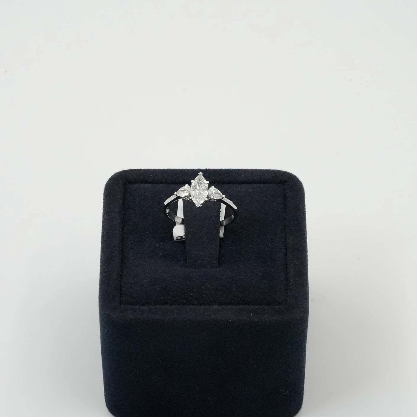    White Gold - Diamond Ring 
