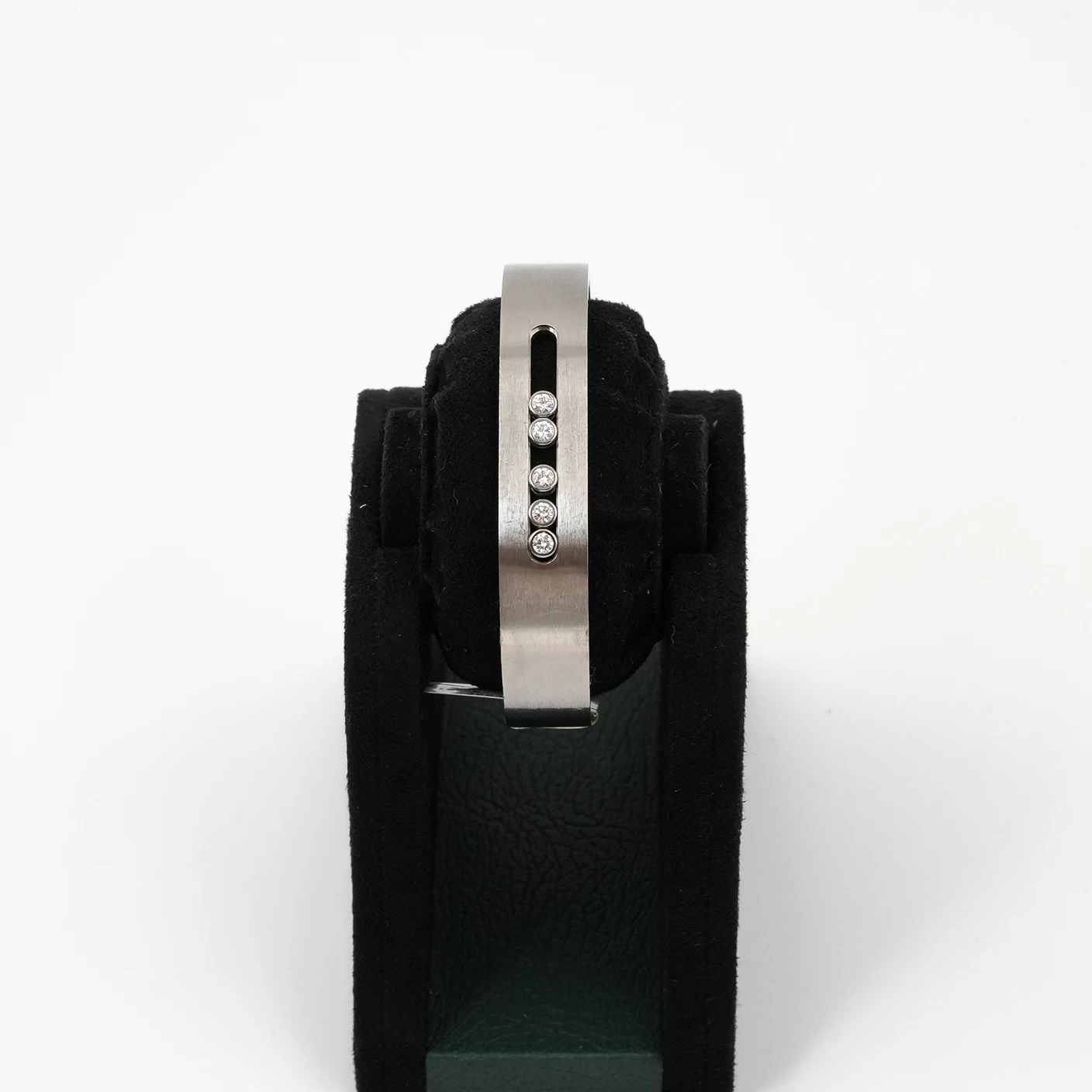     سوار ميسيكا الماسي: أناقة باريسية عصرية 