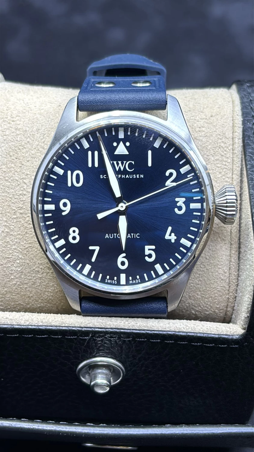     اي دبليو سي بيج بيلوت 