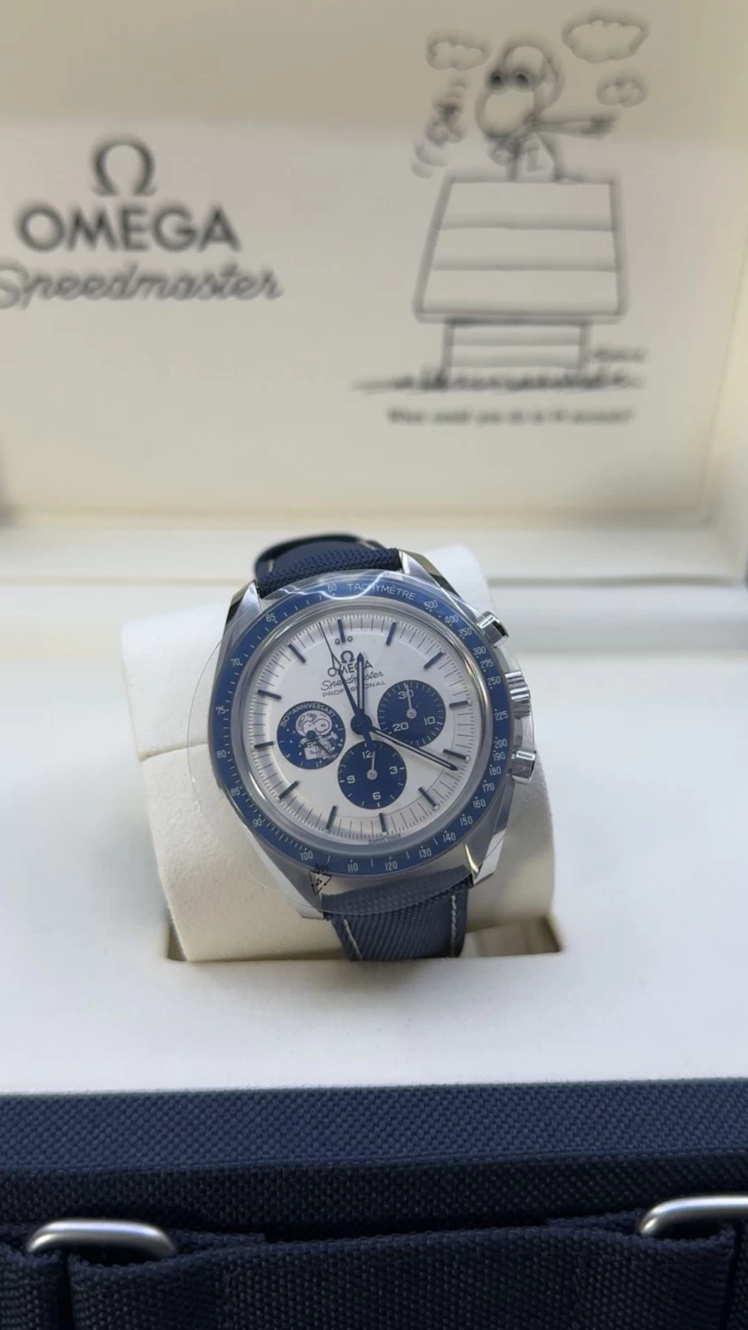     Omega Speedmaster Snoopy 