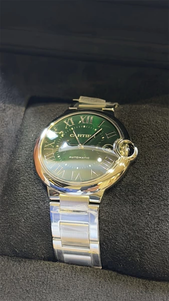 كارتير بالون عليها شعار السلطنة